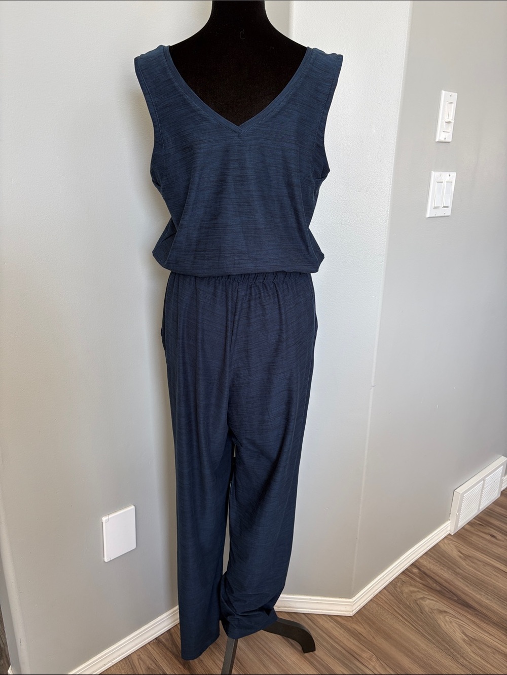 Sleeveless Navy V‑Neck Drawstring Waist Jumpsuit - Picture 6 of 7